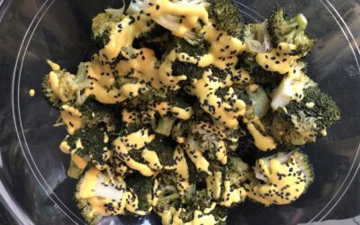Arbolitos de brócoli al vapor con salsa de curry y mango