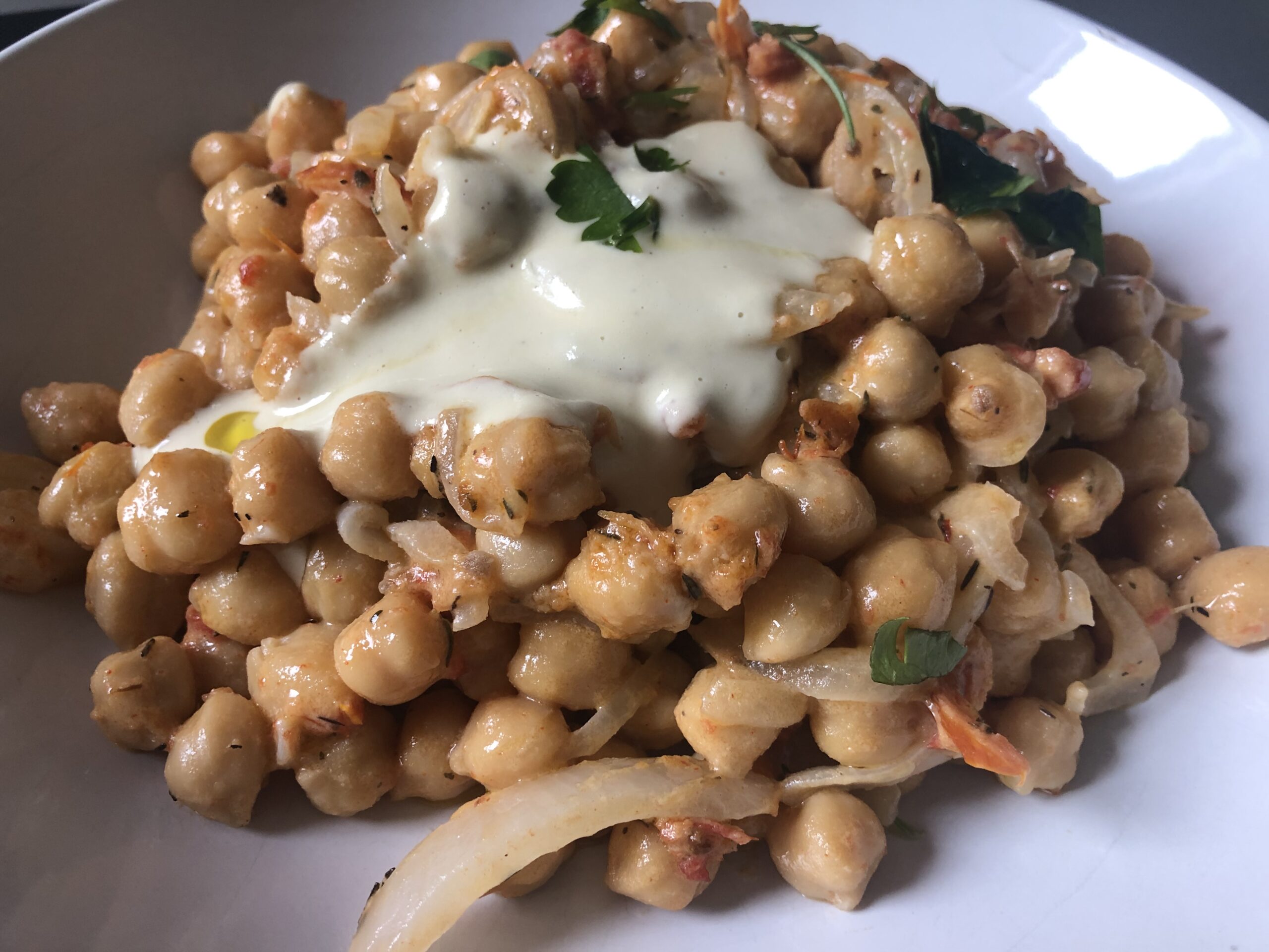 Garbanzos con tomates secos y allioli de anacardos Cruditeka